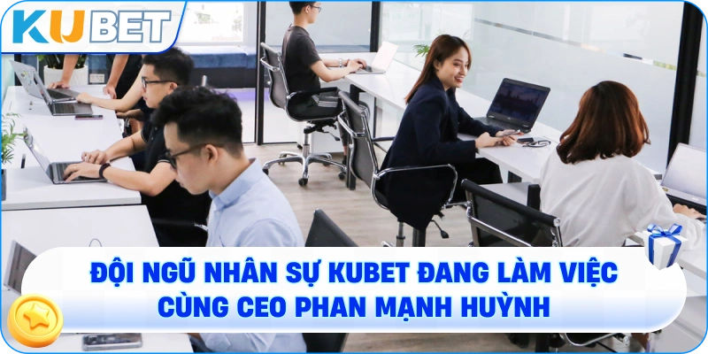 Hình ảnh đội ngũ nhân sự KUBET đang làm việc cùng CEO Phan Mạnh Huỳnh, thể hiện tinh thần đoàn kết và chuyên nghiệp